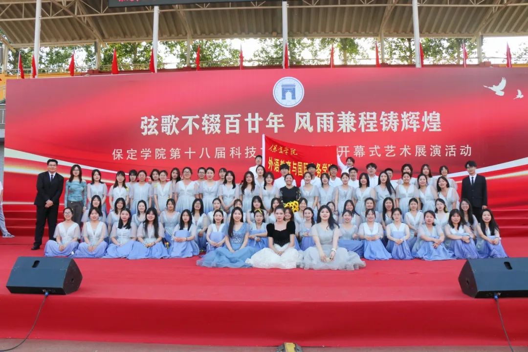 用歌声诠释着青春与梦想的力量